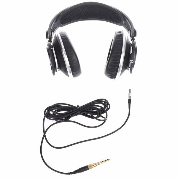 AKG K-812